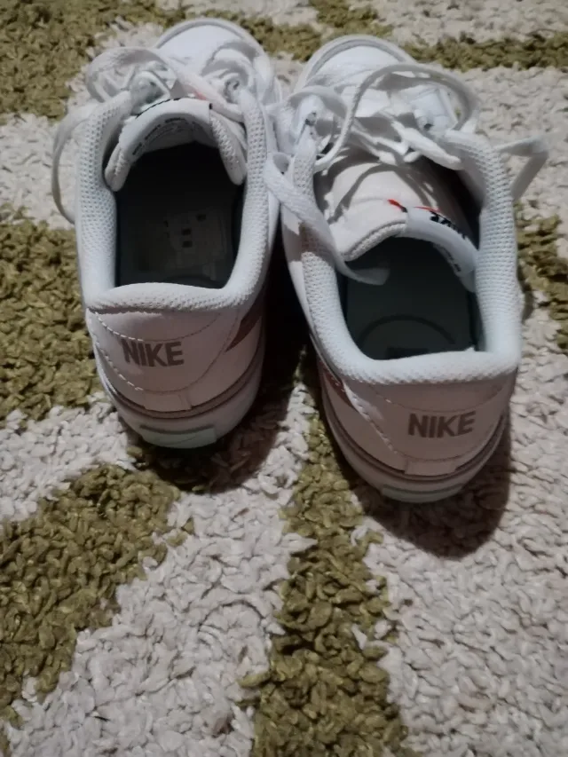 vand adidași Nike – fotografia 4 din 5