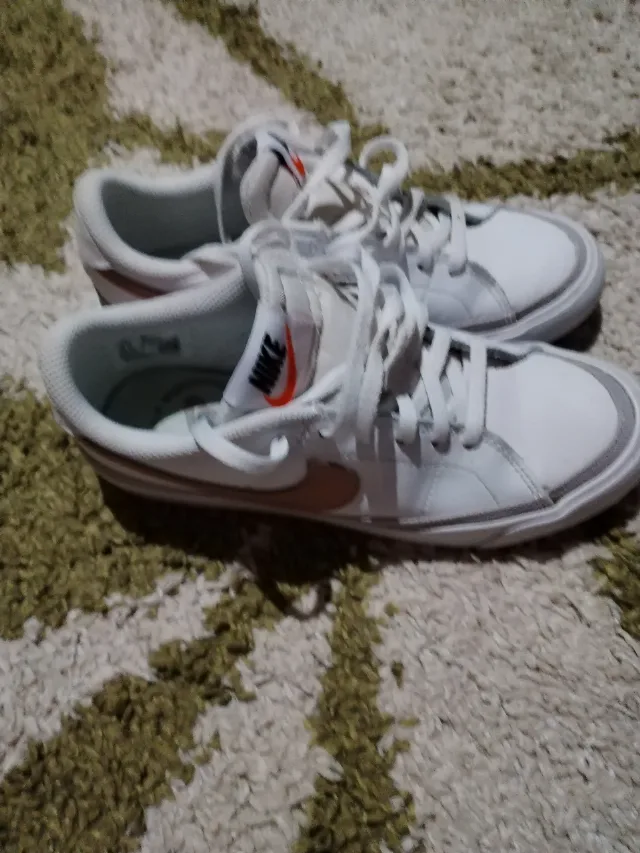 vand adidași Nike – fotografia 2 din 5