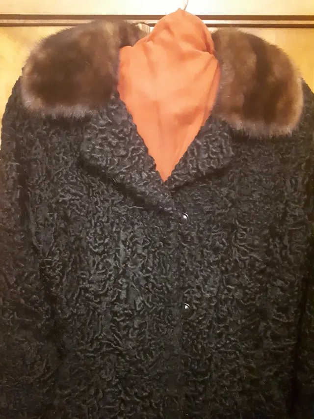 Haină de blană naturală neagra de astrahan cu gulerul de nurca maro – fotografia 4 din 4