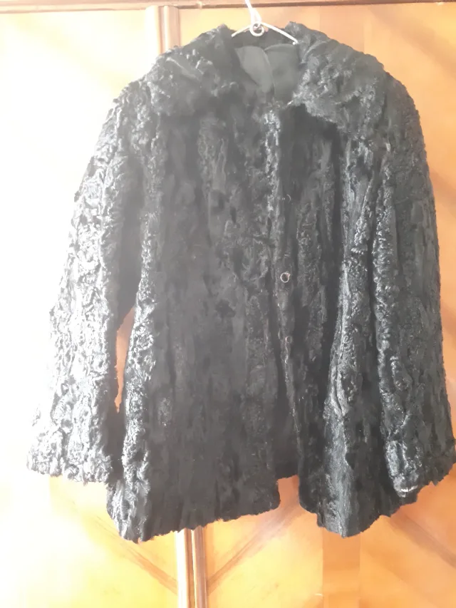 Două haine de blană naturală astrahan  bej si negru – fotografia 3 din 4