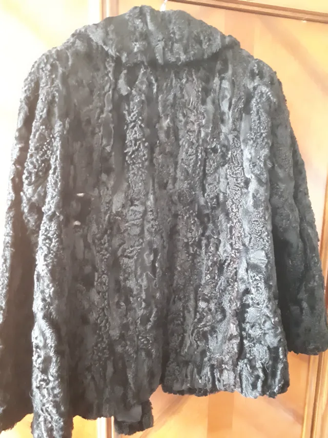 Două haine de blană naturală astrahan  bej si negru – fotografia 4 din 4