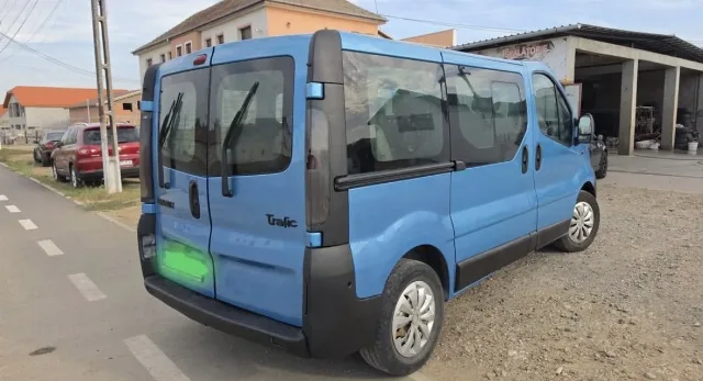 Se vinde Renault trafic 8+1 locuri – fotografia 3 din 8