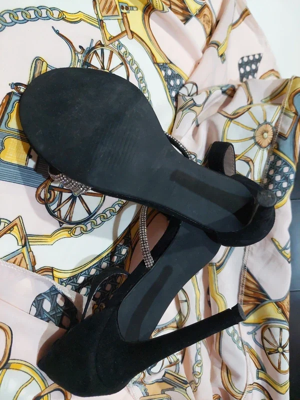 Sandale negre cu toc stiletto și pietre strălucitoare – fotografia 5 din 6