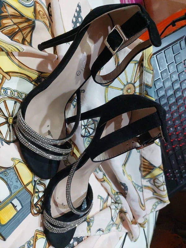 Sandale negre cu toc stiletto și pietre strălucitoare – fotografia 3 din 6