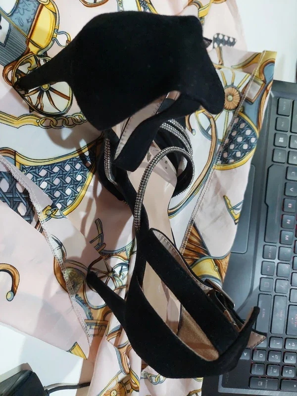 Sandale negre cu toc stiletto și pietre strălucitoare – fotografia 4 din 6