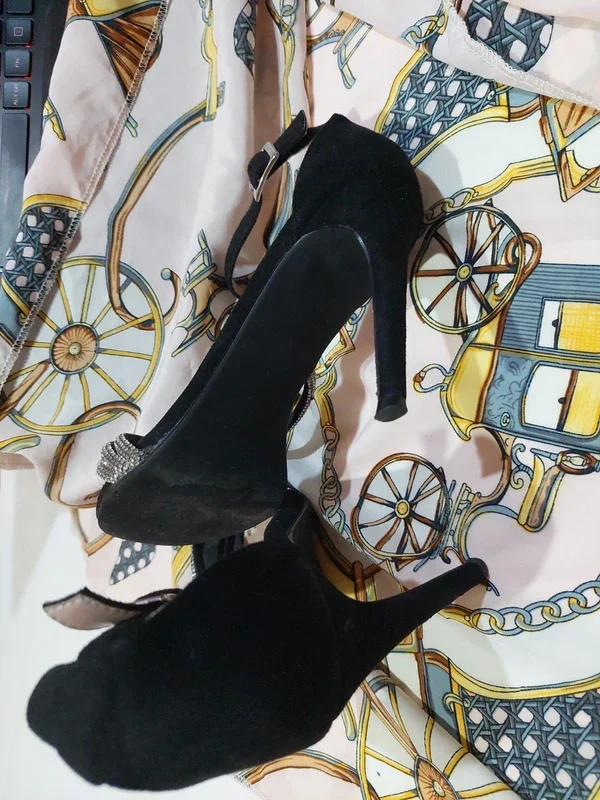 Sandale negre cu toc stiletto și pietre strălucitoare – fotografia 2 din 6