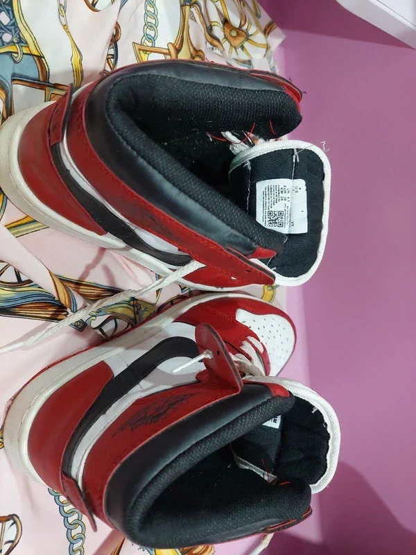 Bascheti Nike Air Jordan 1 Mid "Chicago'' – fotografia 3 din 8
