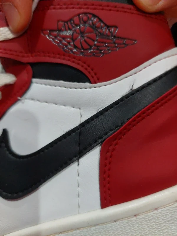 Bascheti Nike Air Jordan 1 Mid "Chicago'' – fotografia 7 din 8