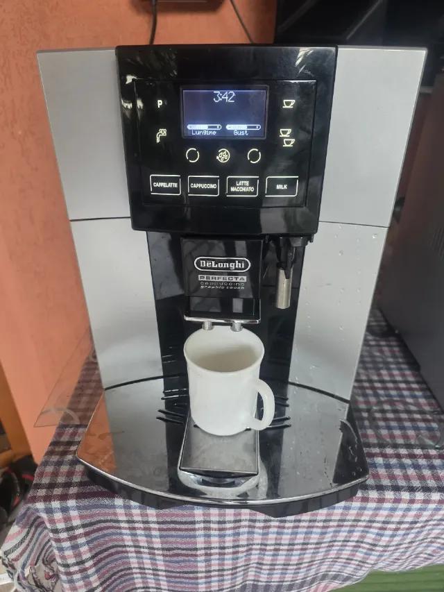 Espressor de cafea automat Delonghi Perfecta – fotografia 2 din 4
