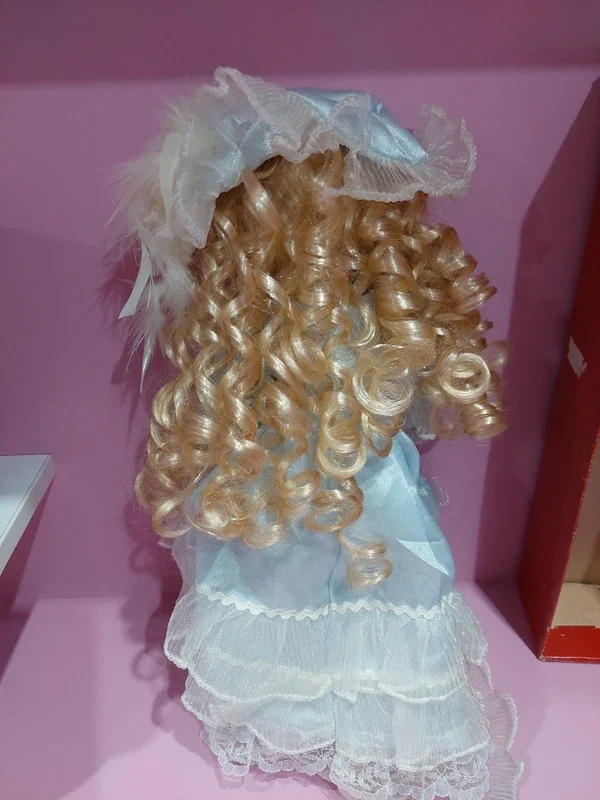 Păpușă vintage din porțelan Elisa by Teorema Collection, cu cutie originală – fotografia 2 din 4