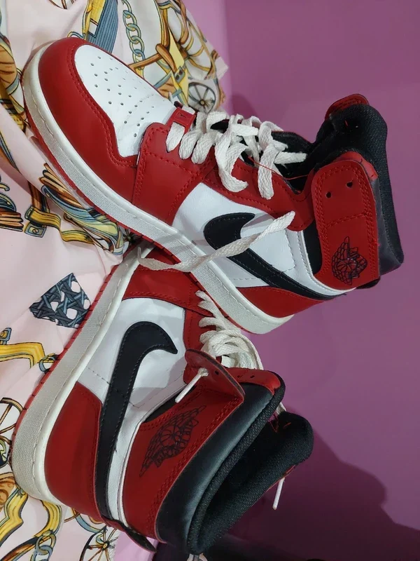 Bascheti Nike Air Jordan 1 Mid "Chicago'' – fotografia 2 din 8