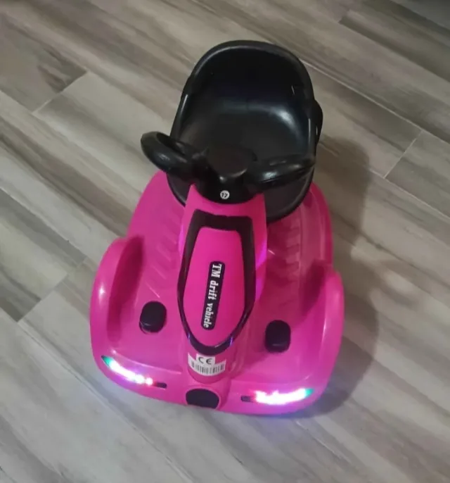 Mașinuță electrică și telecomanda – fotografia 2 din 4