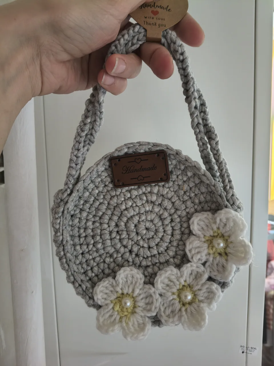 Geantă rotundă croșetată manual (Handmade), gri cu aplicații florale – Bistrița-Năsăud, Bistrița-Năsăud