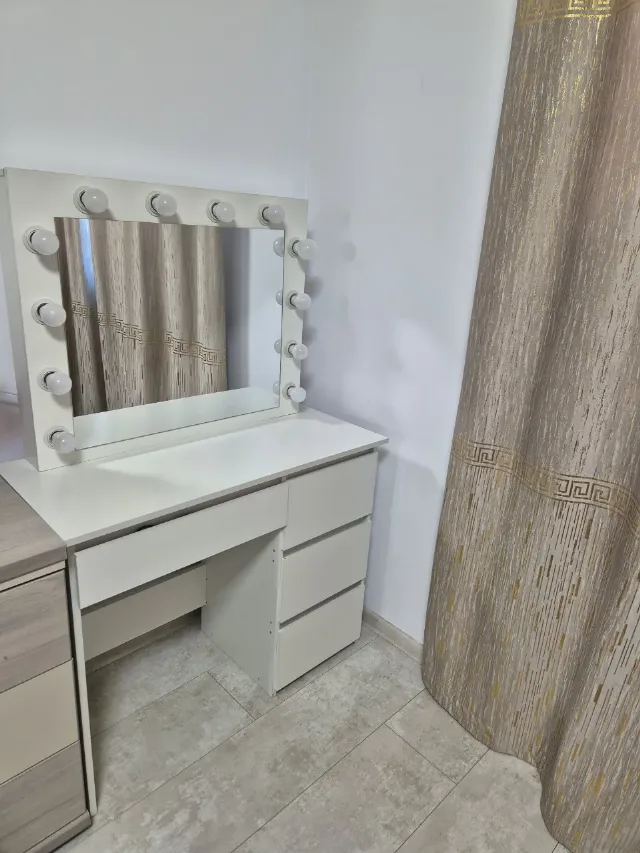 masuta de machiaj cu becuri – fotografia 3 din 3