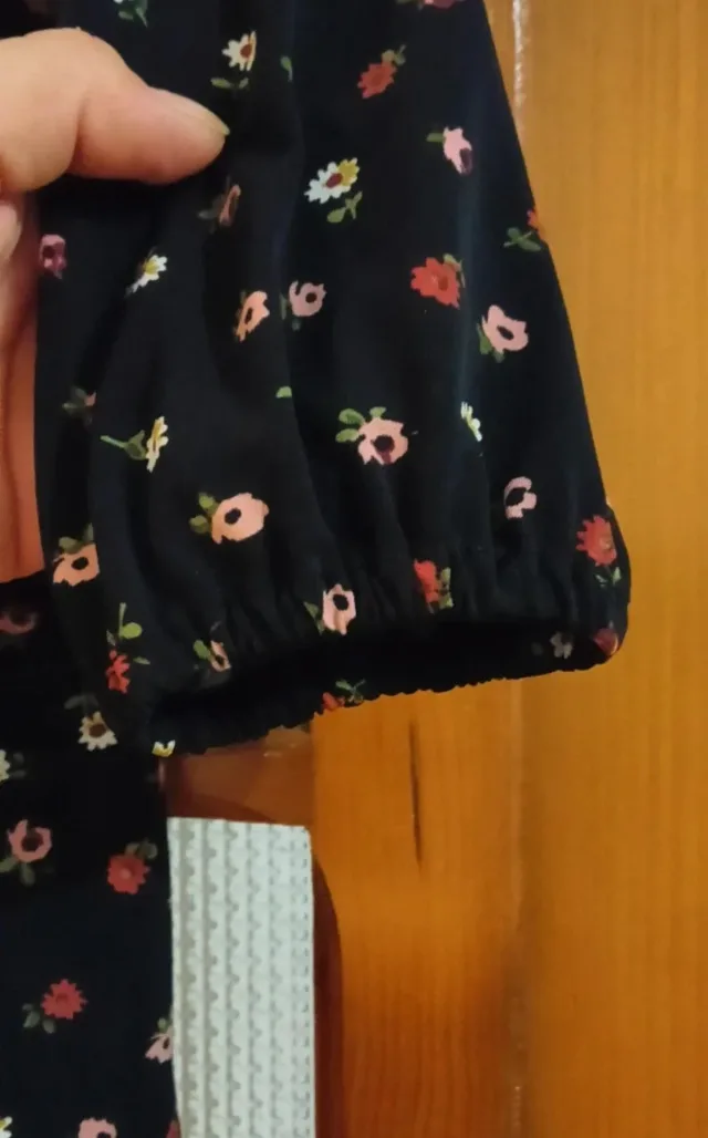 Top Mohito XXS/32 negru floral / umerii lăsați – fotografia 3 din 3