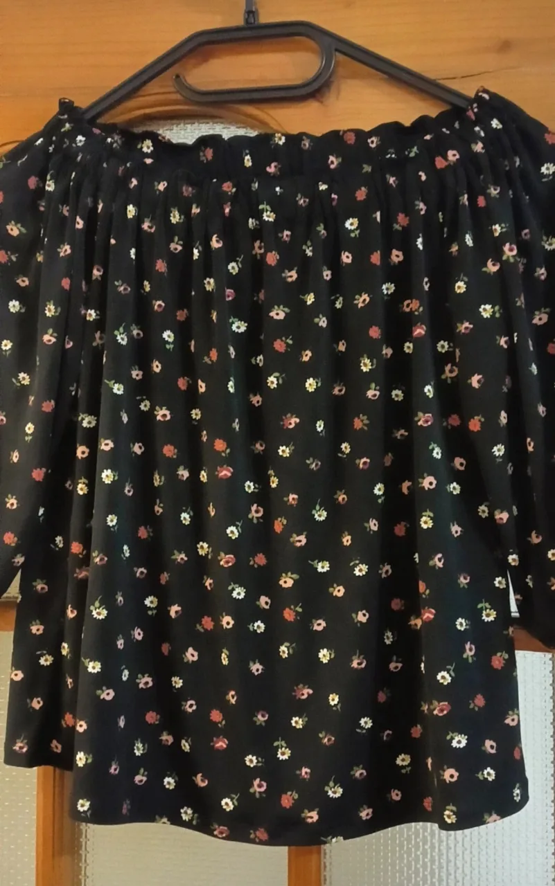 Top Mohito XXS/32 negru floral / umerii lăsați – fotografia 1 din 3