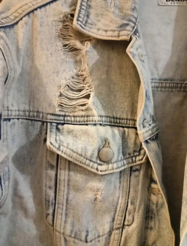 Geacă blugi damă Sinsay mărimea L (40) oversized cu rupturi – fotografia 3 din 6