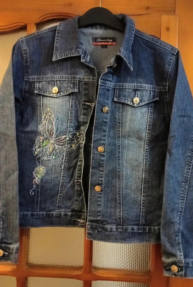 Geacă de blugi damă cu broderie fluture, mărimea L (40) – fotografia 1 din 4