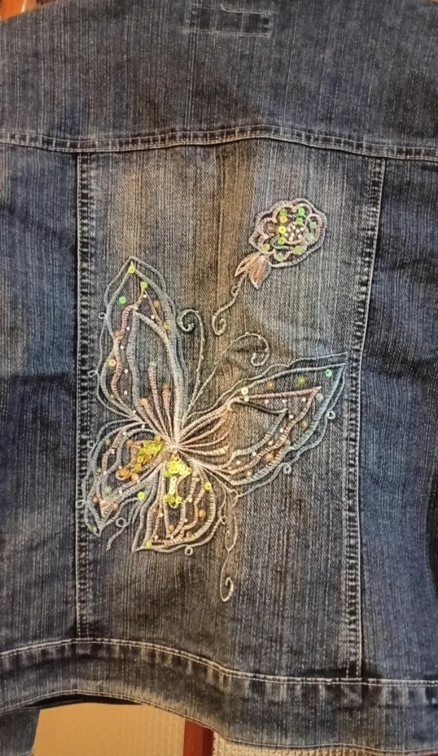 Geacă de blugi damă cu broderie fluture, mărimea L (40) – fotografia 4 din 4