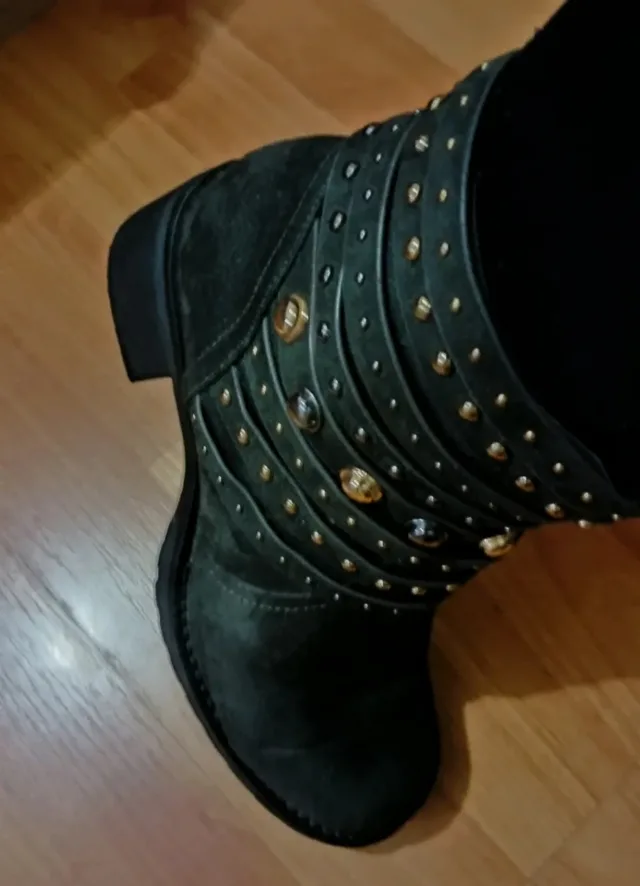 Ghete damã negre din piele întoarsă cu ținte și barete, mărimea 38 – fotografia 1 din 2