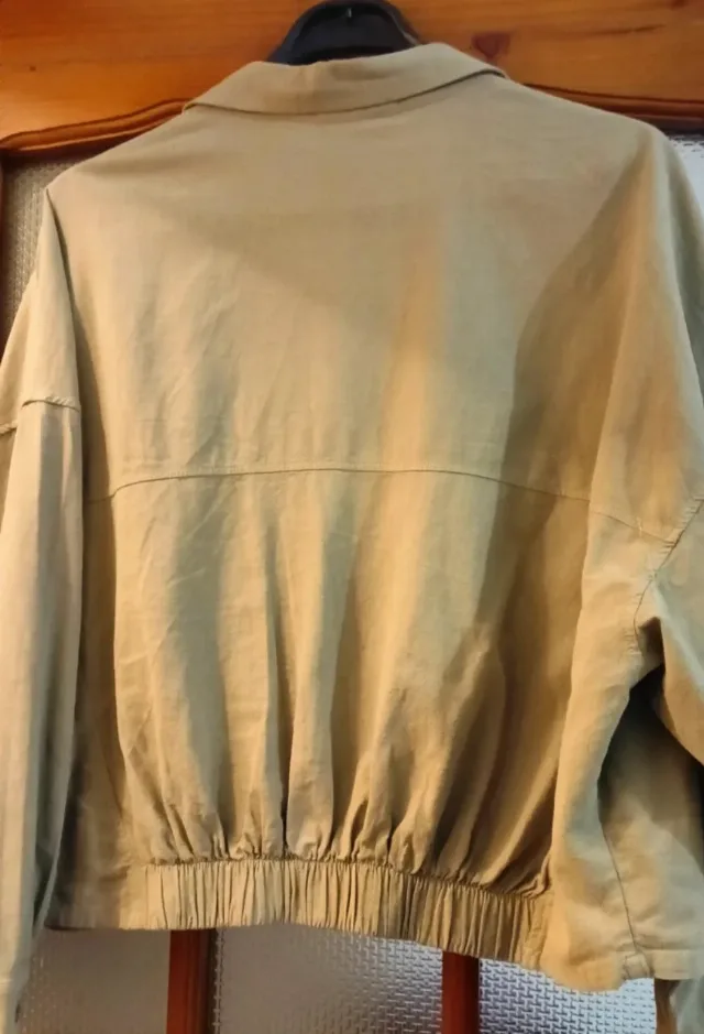Cămașă damă Pull&Bear tip jachetă / overshirt bej-khaki, mărimea S – fotografia 4 din 4