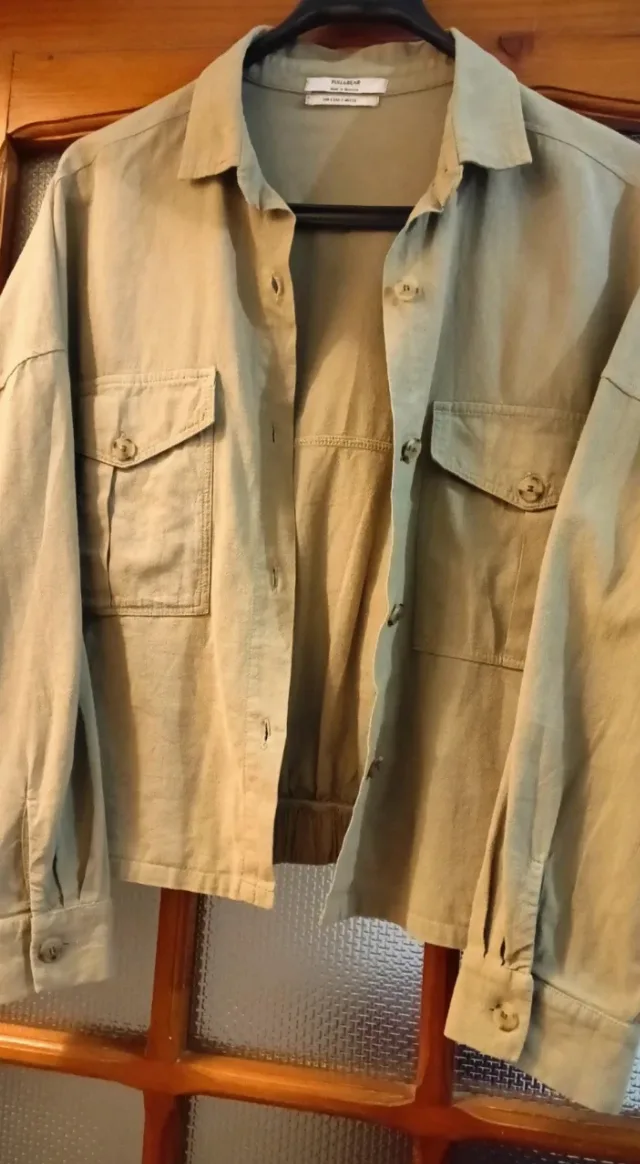 Cămașă damă Pull&Bear tip jachetă / overshirt bej-khaki, mărimea S – fotografia 1 din 4