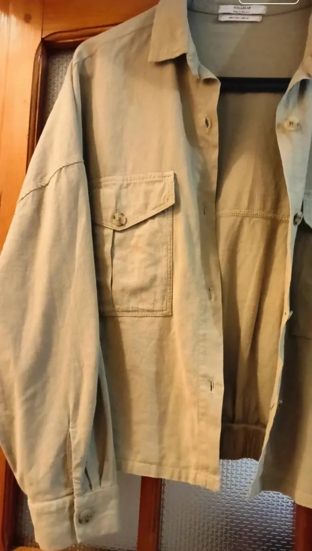 Cămașă damă Pull&Bear tip jachetă / overshirt bej-khaki, mărimea S – fotografia 2 din 4