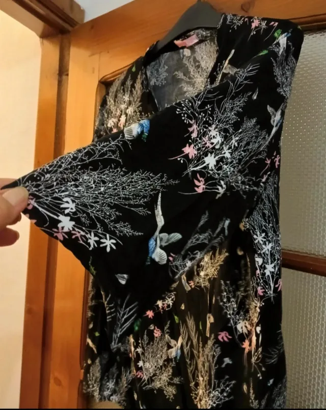 Cămașă damă neagră cu imprimeu păsări și flori, mărimea L – fotografia 3 din 4