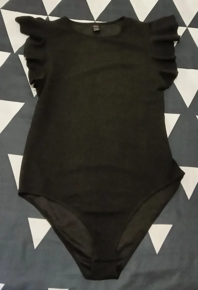 Body negru Shein cu volane la umeri , elegant, stare foarte buna, mărimea L – fotografia 1 din 2