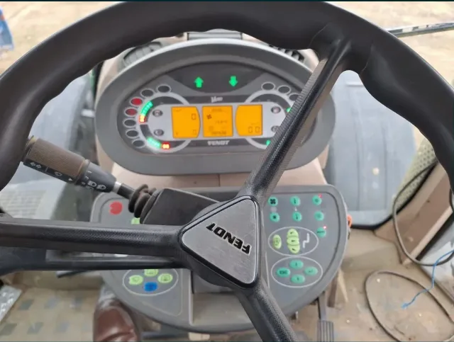 Tractor FENDT 828 VARIO – fotografia 3 din 5