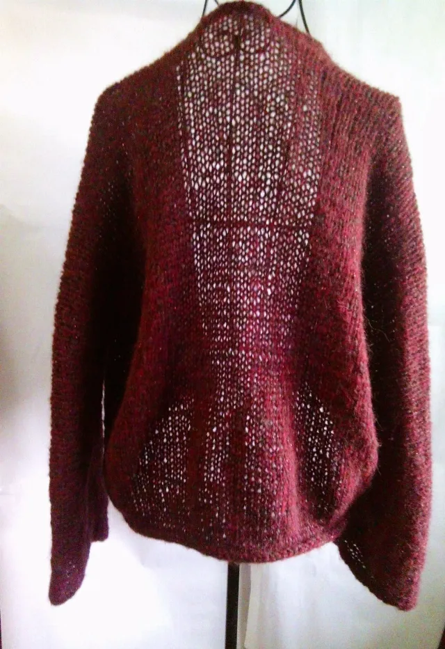 Cardigan fara nasturi, scurt, usor peste talie, lucrat manual din fir mohair/alpaca/lurex fin in nuanta - Bordo visiniu - S / M – fotografia 4 din 7
