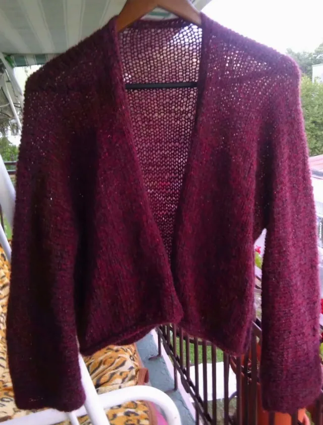 Cardigan fara nasturi, scurt, usor peste talie, lucrat manual din fir mohair/alpaca/lurex fin in nuanta - Bordo visiniu - S / M – fotografia 7 din 7