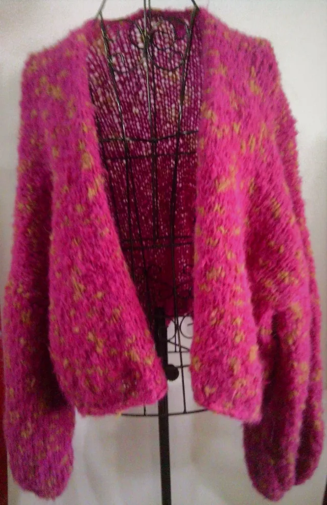 Cardigan deschis, fara nasturi, cu maneci bufante, lucrat manual din fir de mohair/alpaca gros - Fucsia/insertii mustar - M / L – fotografia 6 din 8