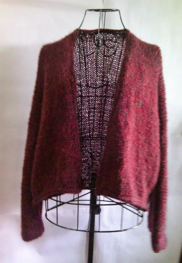 Cardigan fara nasturi, scurt, usor peste talie, lucrat manual din fir mohair/alpaca/lurex fin in nuanta - Bordo visiniu - S / M – fotografia 3 din 7
