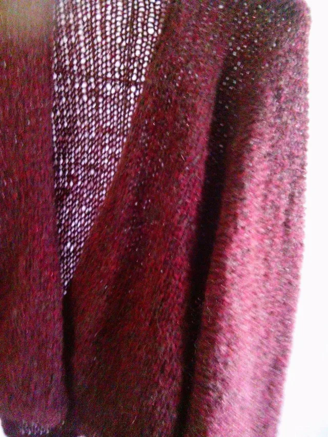Cardigan fara nasturi, scurt, usor peste talie, lucrat manual din fir mohair/alpaca/lurex fin in nuanta - Bordo visiniu - S / M – fotografia 6 din 7
