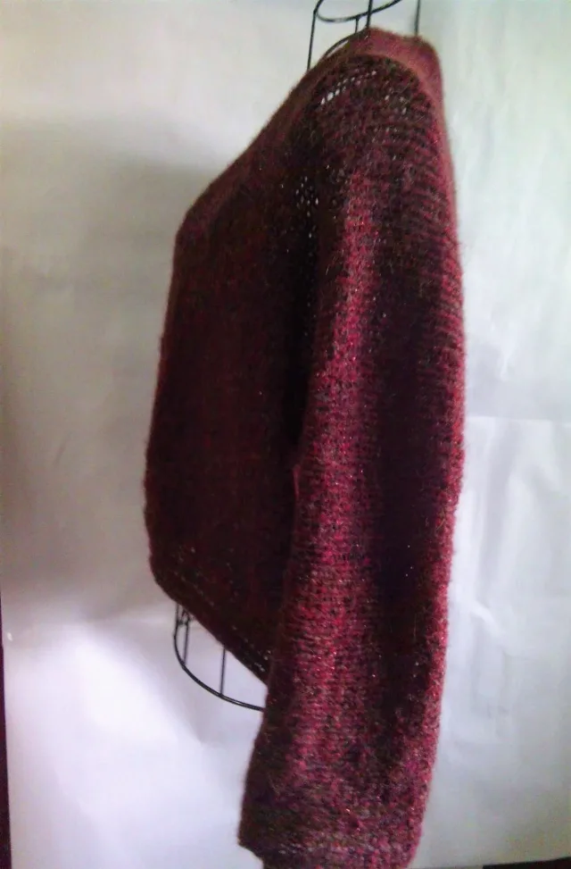 Cardigan fara nasturi, scurt, usor peste talie, lucrat manual din fir mohair/alpaca/lurex fin in nuanta - Bordo visiniu - S / M – fotografia 5 din 7