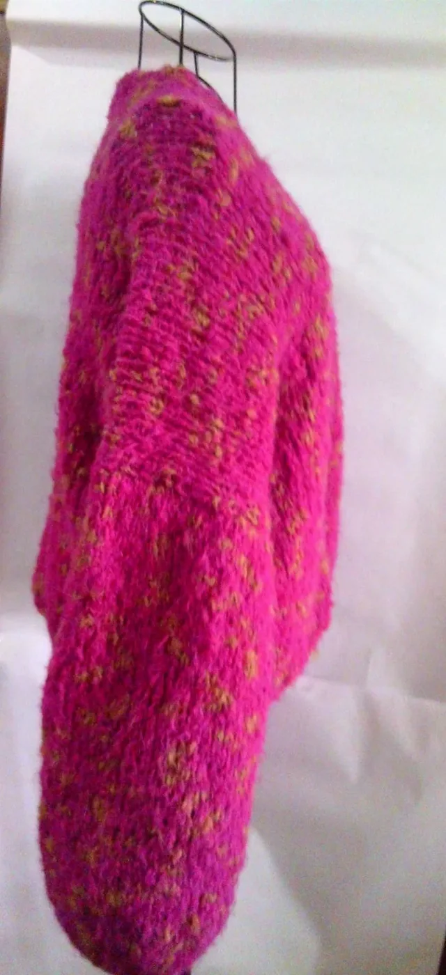 Cardigan deschis, fara nasturi, cu maneci bufante, lucrat manual din fir de mohair/alpaca gros - Fucsia/insertii mustar - M / L – fotografia 7 din 8