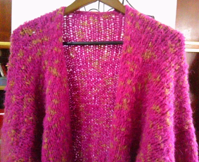 Cardigan deschis, fara nasturi, cu maneci bufante, lucrat manual din fir de mohair/alpaca gros - Fucsia/insertii mustar - M / L – fotografia 8 din 8