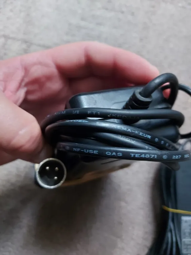 vînd încărcătoare bicicletă electrică – fotografia 5 din 6