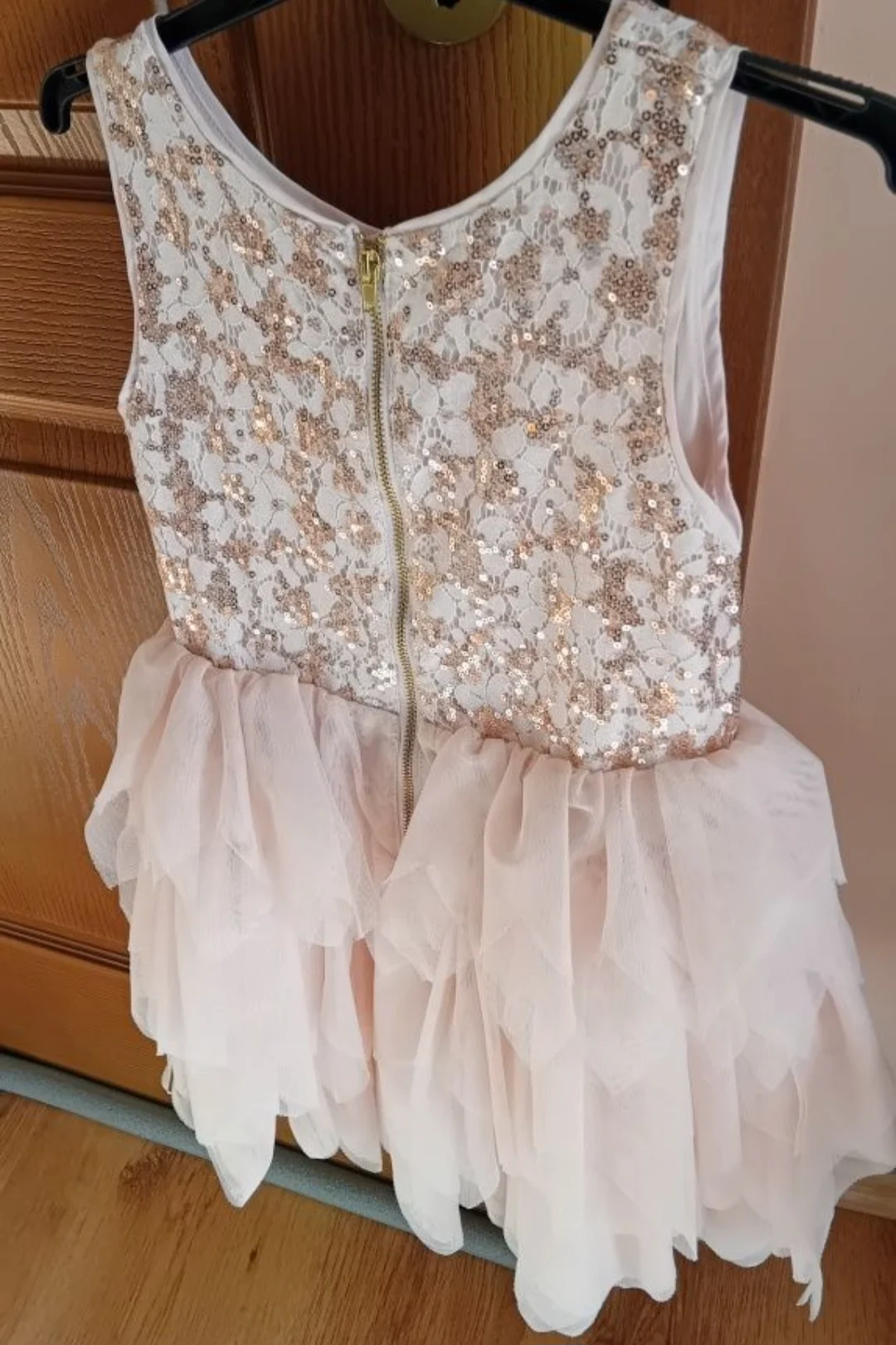 Rochiță cu paiete H&M 6-7ani – fotografia 1 din 4