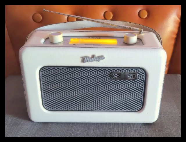 Radio AKAI vintage / Electric Co., Japan (Ediție Alb/crem) – fotografia 1 din 3