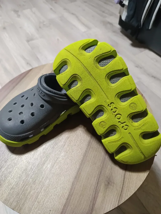 Saboți / Papuci Crocs originali – Mărimea 36.5 (M4/W6) – Gri / Verde Lime – fotografia 3 din 3