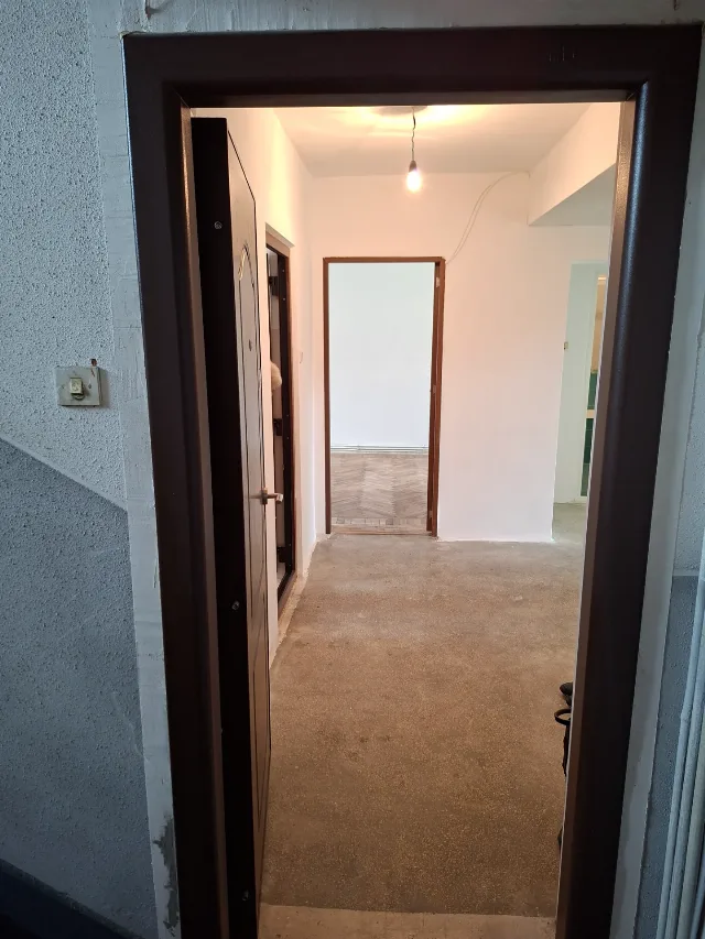 Vând apartament 3 camere – fotografia 2 din 8