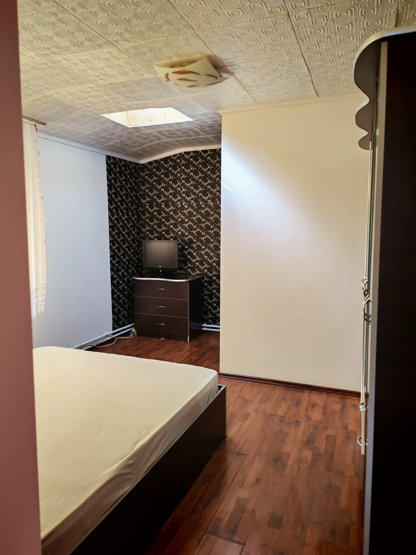 Închiriez cameră cu baie proprie in vila la curte – Sector 6, București