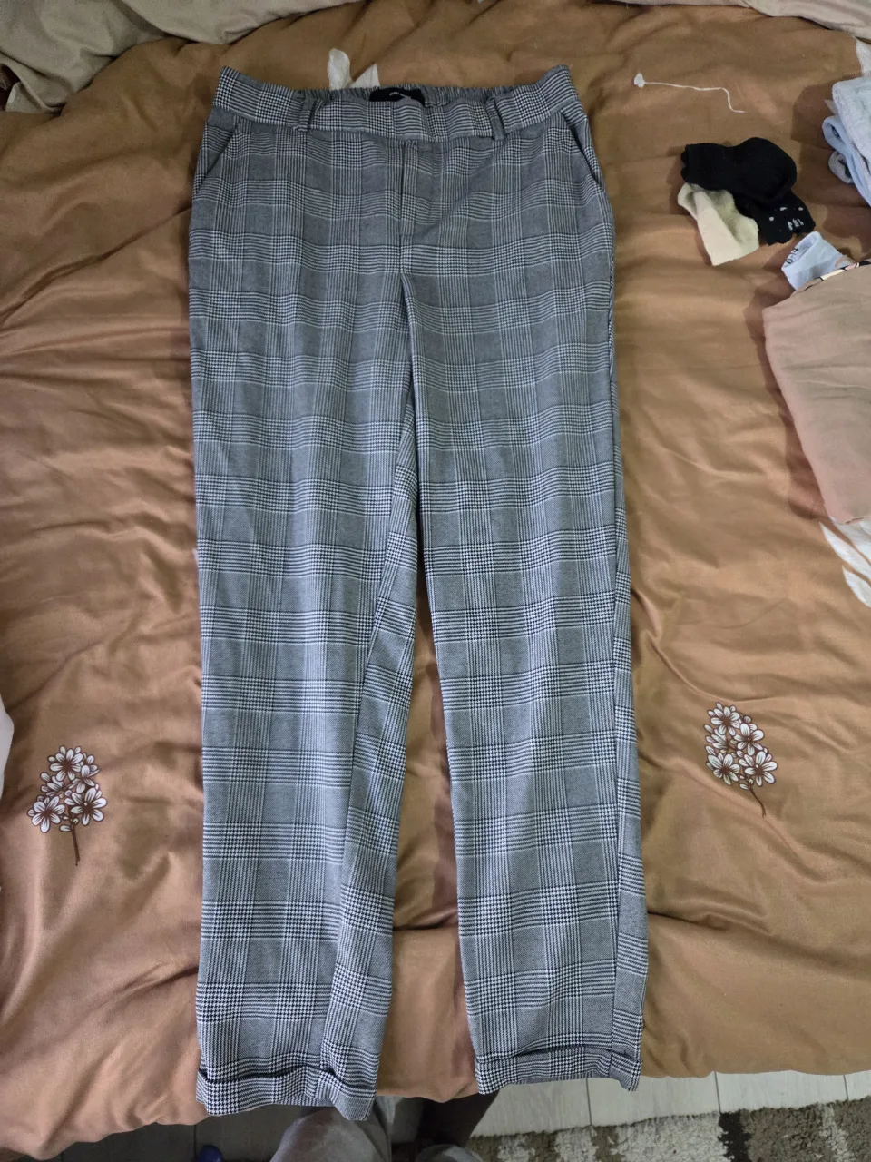 Pantaloni cu imprimeu în carouri, model elegant și versatil. – Bratca, Bihor