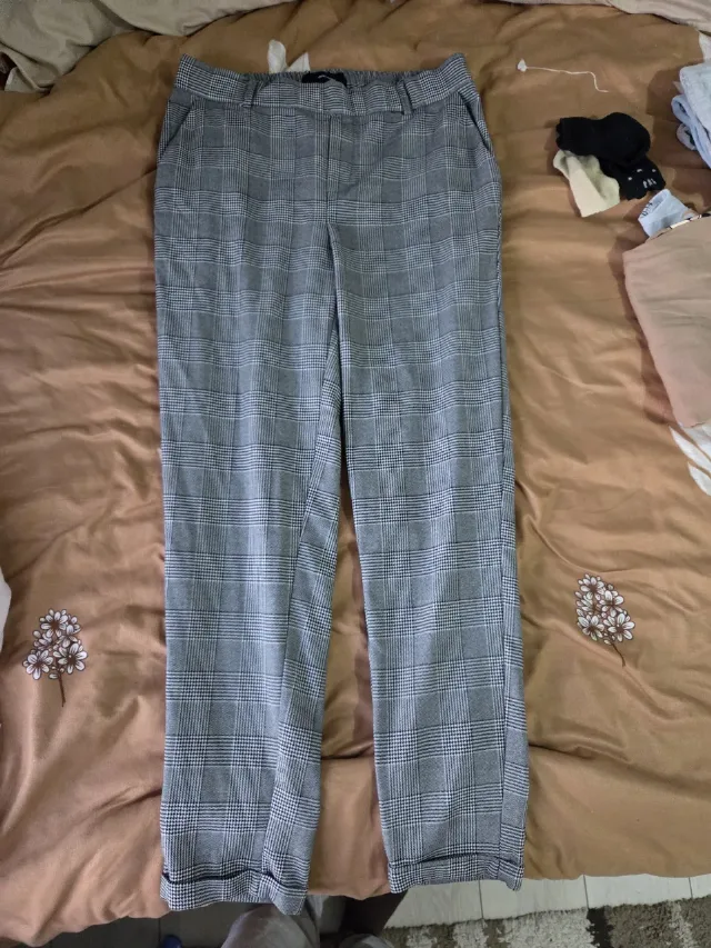 Pantaloni cu imprimeu în carouri, model elegant și versatil. – fotografia 1 din 2