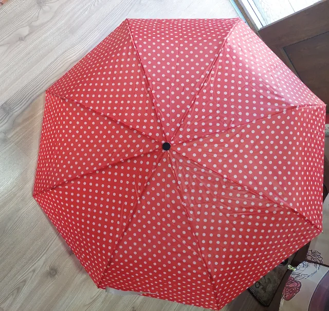 Umbrelă  cu buline. – fotografia 2 din 3