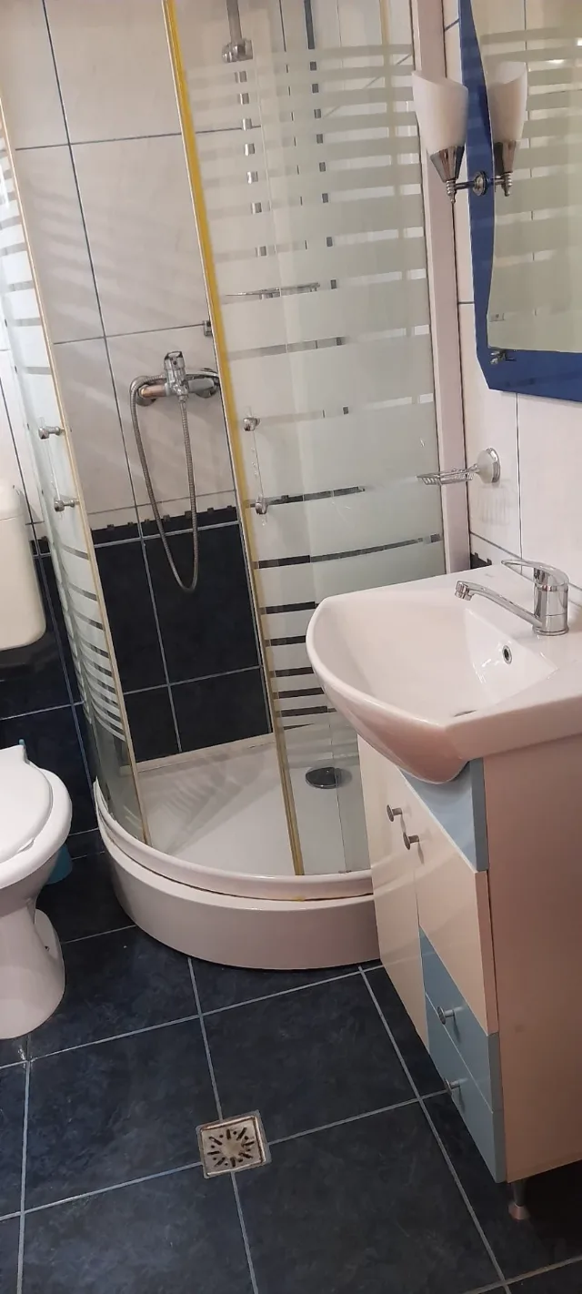 Închiriez cameră cu baie proprie in vila la curte – fotografia 6 din 8