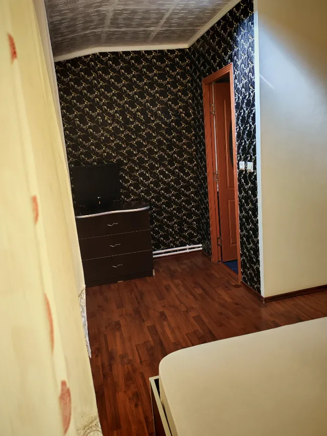 Închiriez cameră cu baie proprie in vila la curte – fotografia 2 din 8