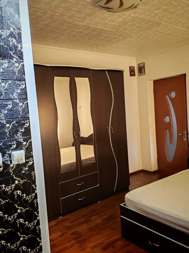 Închiriez cameră cu baie proprie in vila la curte – fotografia 4 din 8